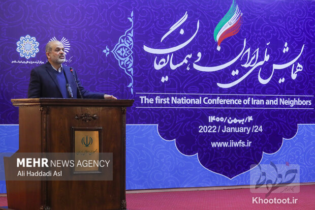  احمد وحیدی وزیر کشور در حال سخنرانی در همایش ملی ایران و همسایگان است