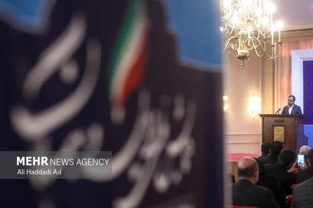 سید احسان خاندوزی وزیر امور اقتصادی و دارایی در حال سخنرانی در همایش ملی ایران و همسایگان است
