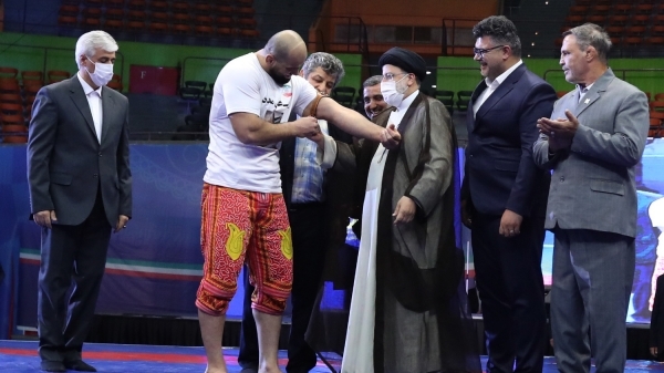 بازوبند پهلوانی بر بازوی پهلوان صادقزاده بازوبند پهلوانی بر بازوی پهلوان صادقزاده