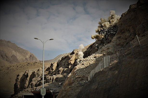 انفجار صخره ۵۰۰۰ تُنی در منطقه یک آزادراه تهران-شمال در راستای اجرای پدافند غیرعامل