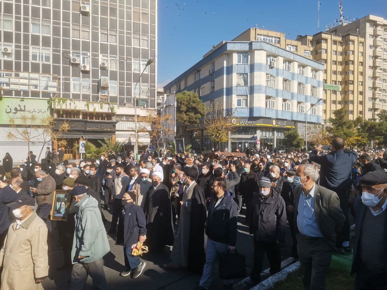 تشییع پیکر مطهر آیت الله رضی شیرازی در تهران تشییع پیکر مطهر آیت الله رضی شیرازی در تهران