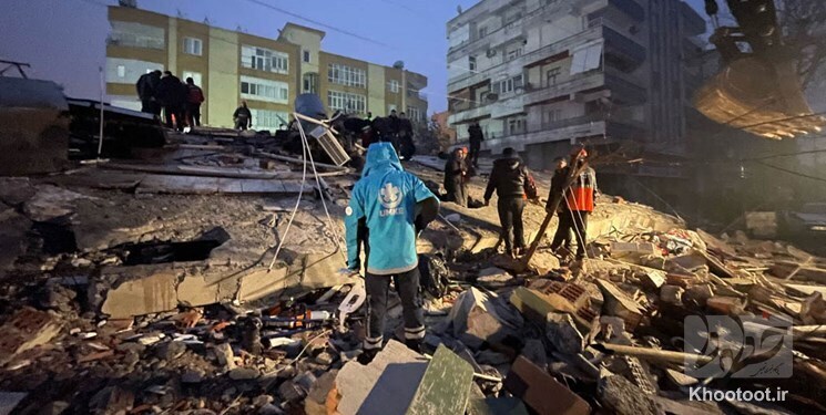 نجات سه نفر زنده از زیر آوار توسط امدادگران ایرانی