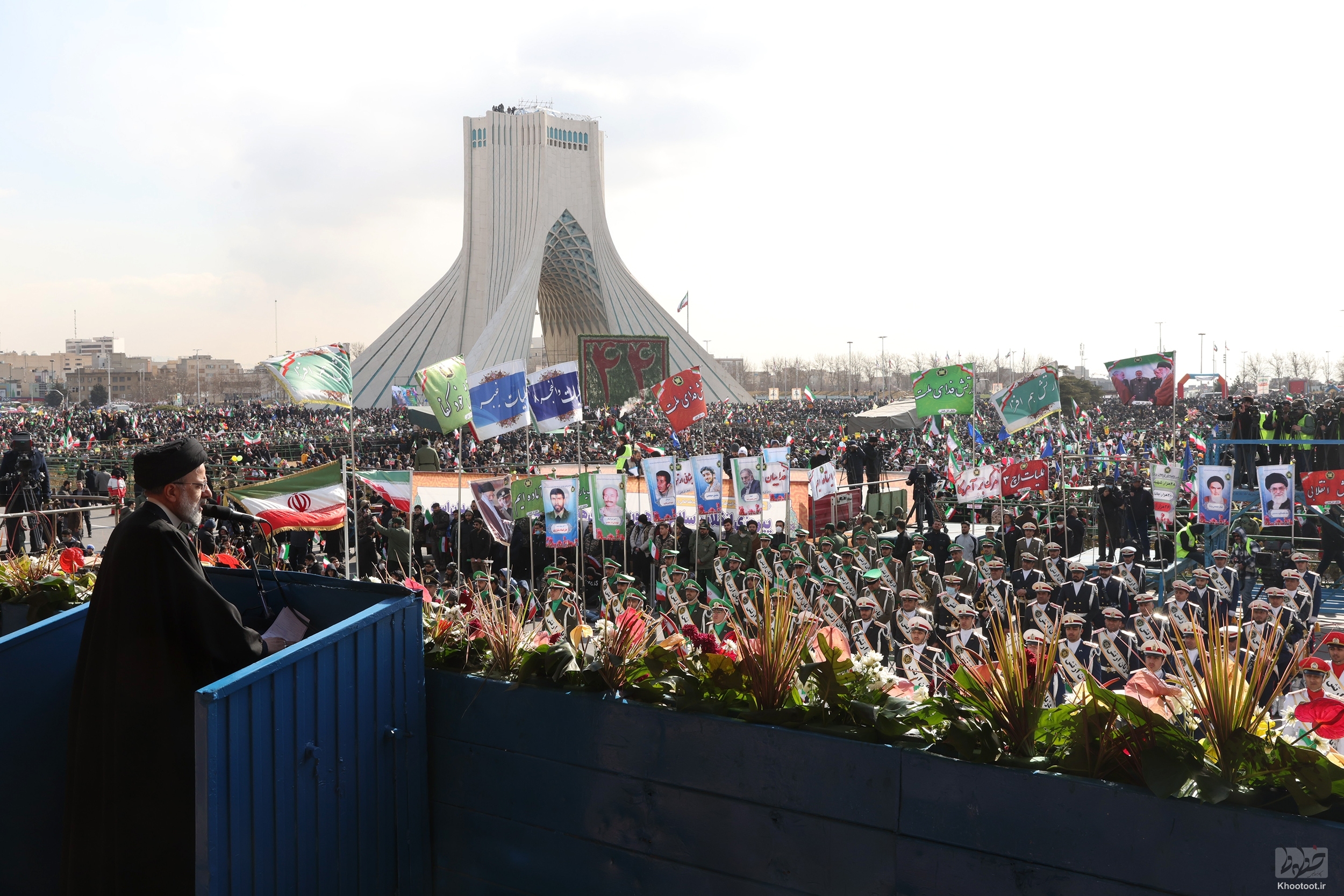 انقلاب اسلامی ساختار قدرت را در شرق و غرب دچار چالش کرد