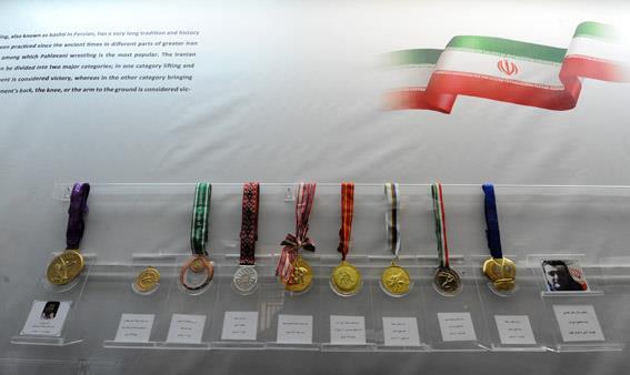 اهدای مدال نایب قهرمان فیتنس جهان به آستان قدس رضوی