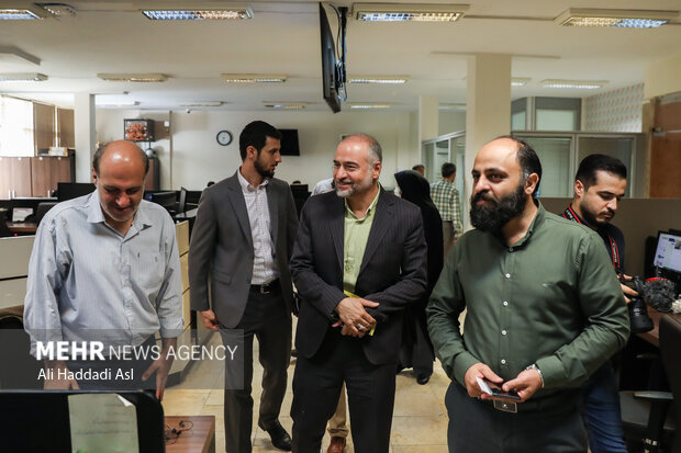 غلامعباس ترکی معاون حقوق عامه دادستان کل کشور در حال بازدید از تحریریه خبرگزاری مهر است
