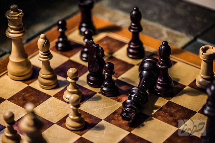 فرافکنی عامل حرکت شطرنج به سوی سراشیبی