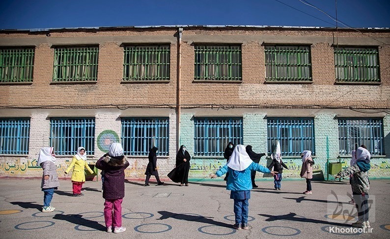 پدیده مدارس کاشی آبی زیر پای دانش‌آموزان تهرانی/ مدارس فرسوده به جای طلب دولت!
