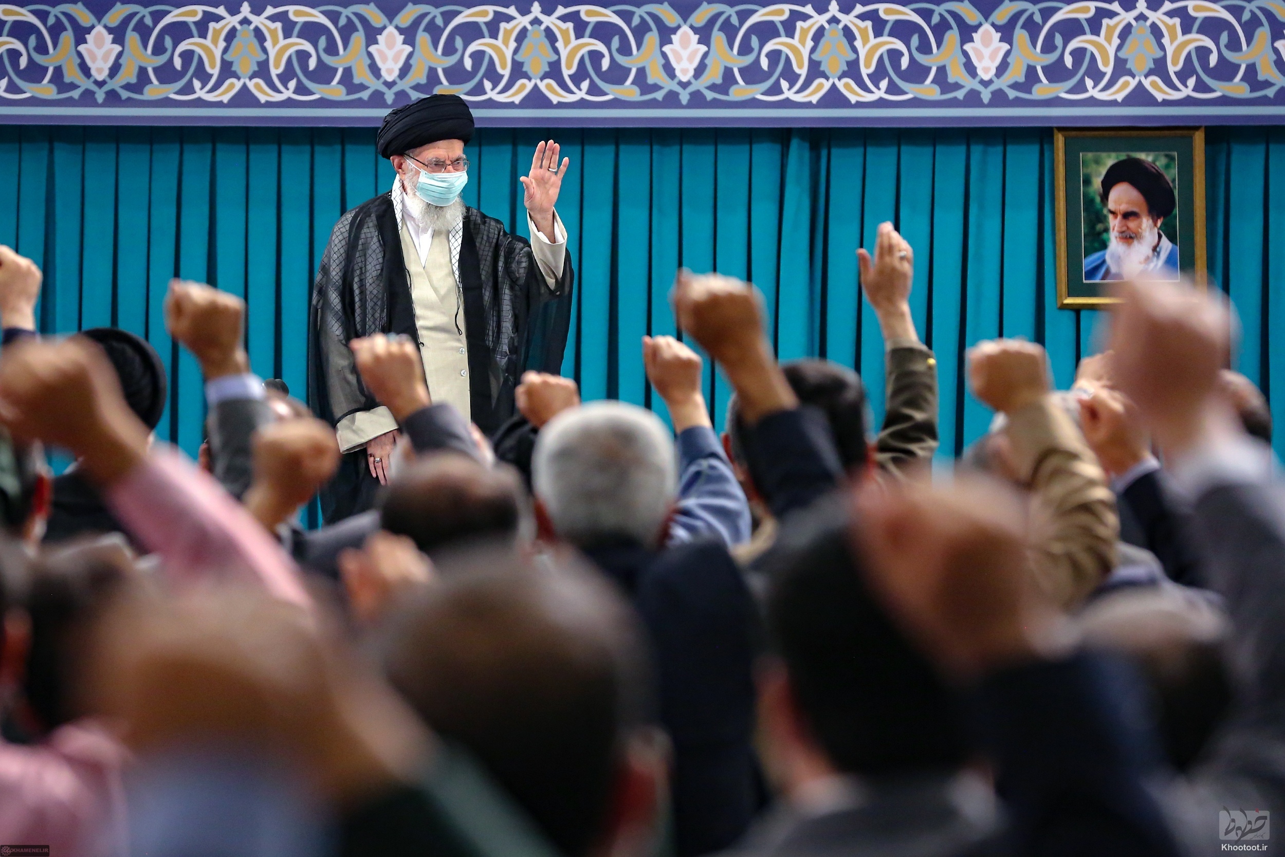 «شهید» مجموعهای از ارزشهای دینی و ملّی و انسانی نهفته است/زبان هنر میتواند همهی جزئیّات و ریزهکاریهای شهادت و شهید را نقل کند! «شهید» مجموعهای از ارزشهای دینی و ملّی و انسانی نهفته است/زبان هنر میتواند همهی جزئیّات و ریزهکاریهای شهادت و شهید را نقل کند!