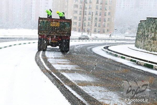 آغاز فعالیت نیروی خدمات شهری در اولین بارش برف پاییزی