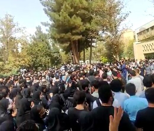 نمیتوان زیر پرچم قدرتهای بیگانه مشکلات داخلی را حل کرد نمیتوان زیر پرچم قدرتهای بیگانه مشکلات داخلی را حل کرد