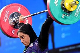 نشان نقره قهرمانی آسیا بر گردن دختر وزنه بردار ایرانی