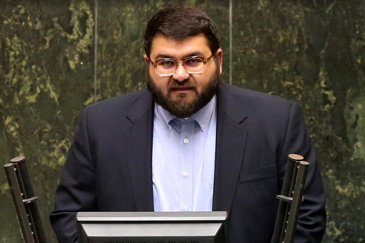 نماینده مجلس: شاهد اقدامات پوپولیستی وزارت صمت هستیم؛ حساب&zwnj;های وکالتی را یک شبه آزاد کردند / چرا دقیقا پس از اعلام وصول استیضاح فاطمی امین، لایحه واردات خودروهای کارکرده را به تصویب می&zwnj;رساند؟