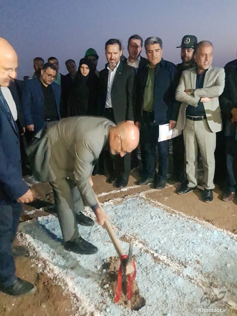 کلنگ زنی طرحهای هفت هزار و 700 میلیارد ریالی در خوروبیابانک کلنگ زنی طرحهای هفت هزار و 700 میلیارد ریالی در خوروبیابانک