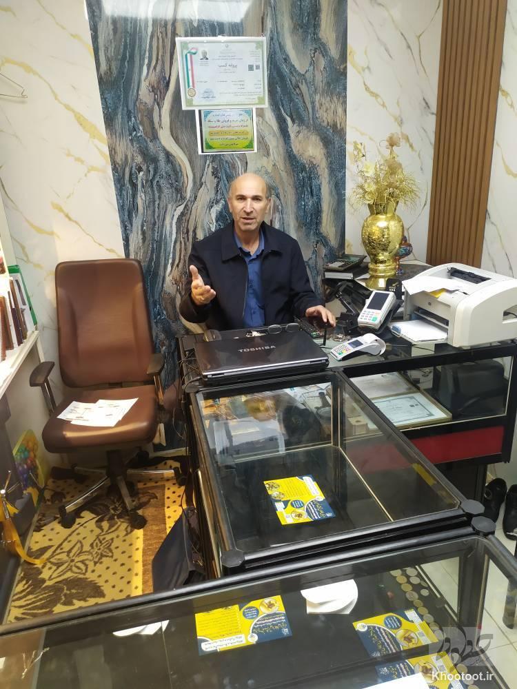 خریداران طلا ناگزیر دسترنج چندین ساله خود را برای در امان ماندن از گزند توفانهای تورم ناشی از بیکفایتی مسوولان اقتصادی کشور به صورتهای گوناگون ذخیره میکنند! خریداران طلا ناگزیر دسترنج چندین ساله خود را برای در امان ماندن از گزند توفانهای تورم ناشی از بیکفایتی مسوولان اقتصادی کشور به صورتهای گوناگون ذخیره میکنند!