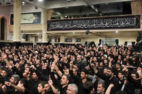 گزارش تصویری از مراسم عزاداری شب عاشورای حسینی(ع) با حضور رهبر معظم انقلاب
