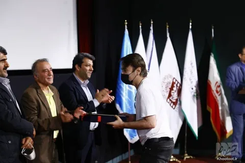 کلمات بیشتر از گلوله‌ها آدم کشته‌اند...