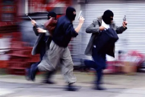 تماشا کنید/سرقت مسلحانه در کراچی که بی فرجام ماند!