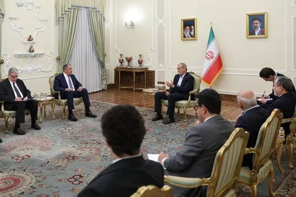 پزشکیان: هیچ کشوری نمی‌تواند خواسته‌های خود را بر ما تحمیل کند/ لاوروف: ضرورت تداوم رایزنی‌های دیپلماتیک برای کمک به تقویت صلح و امنیت