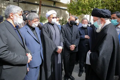 گزارش تصویری از اقامه نماز رهبر انقلاب بر پیکر همسر شهید آیت‌الله مطهری