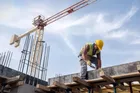 شرایط سخت کارگران ساختمانی در روز‌های کرونایی