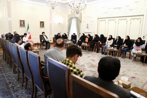 گزارش تصویری از دیدار جمعی از نخبگان جامعه کم‌بینایان و نابینایان با رئیس جمهور