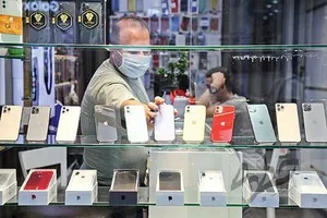 بازی دلار در بازار گوشی همراه / قیمت در بازار موبایل به کدام سو می رود؟