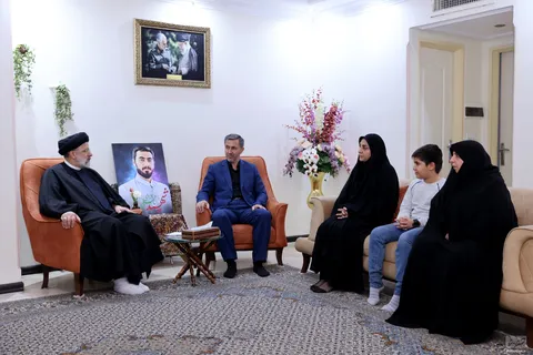 گزارش تصویری از حضور رئیسی در منزل شهید امنیت آرمان علی وردی