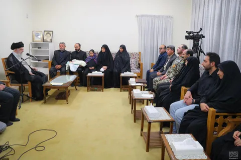 گزارش تصویری از دیدار رهبر معظم انقلاب با خانواده شهدای اخیر نیروی پدافند هوایی ارتش
