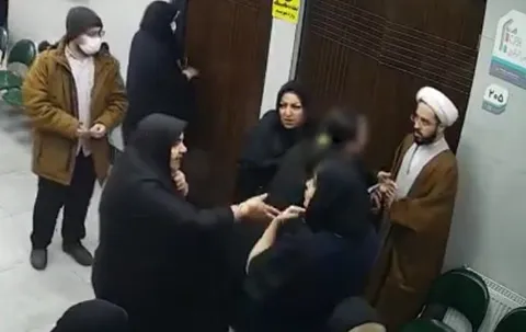 تماشا کنید| درگیری یک طلبه با زنی که فرزند خود را شیر میداد
