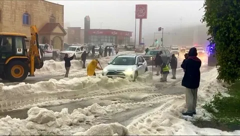 تماشا کنید/پاکسازی شهر خمیس مشیط در عربستان سعودی پس از بارش کم سابقه تگرگ