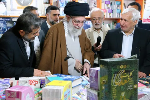 گزارش تصویری از بازدید رهبر معظم انقلاب اسلامی از نمایشگاه کتاب تهران