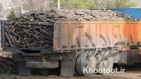 ۲ کامیون حامل گندم و چوب قاچاق در ابهر توقیف شد
